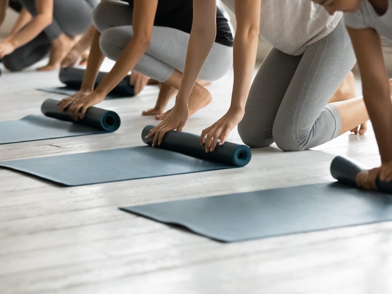Yogagruppe im Kursraum