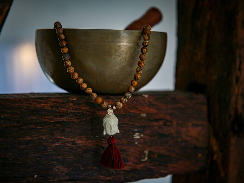 Klangschale mit Mala im YogaHaus