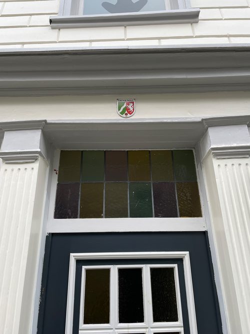 Die Eingangstür des YogaHauses von außen